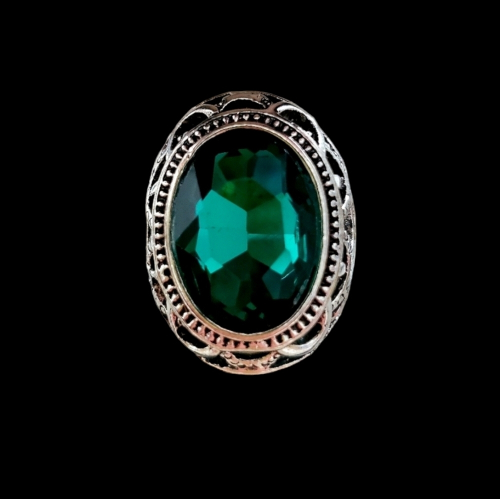 Gorgeous green emerald gemstone ring